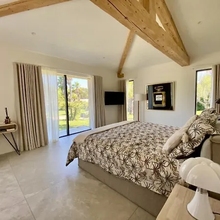 Clear Up-To-Date Furnished With A Small Face-To-Face Terrace *