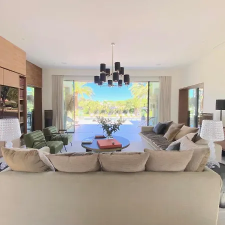 Hébergement de vacances Clear Up-To-Date Furnished With A Small Face-To-Face Terrace