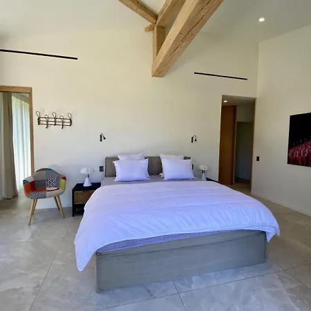 Hébergement de vacances Clear Up-To-Date Furnished With A Small Face-To-Face Terrace