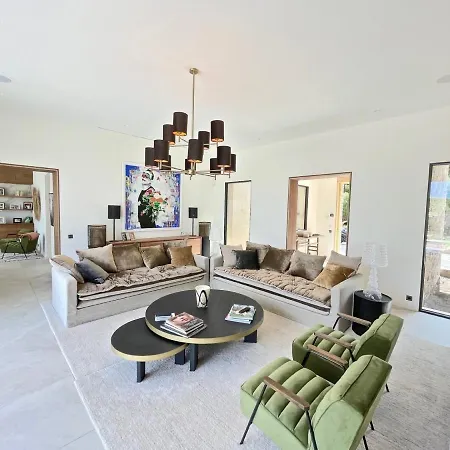 Clear Up-To-Date Furnished With A Small Face-To-Face Terrace